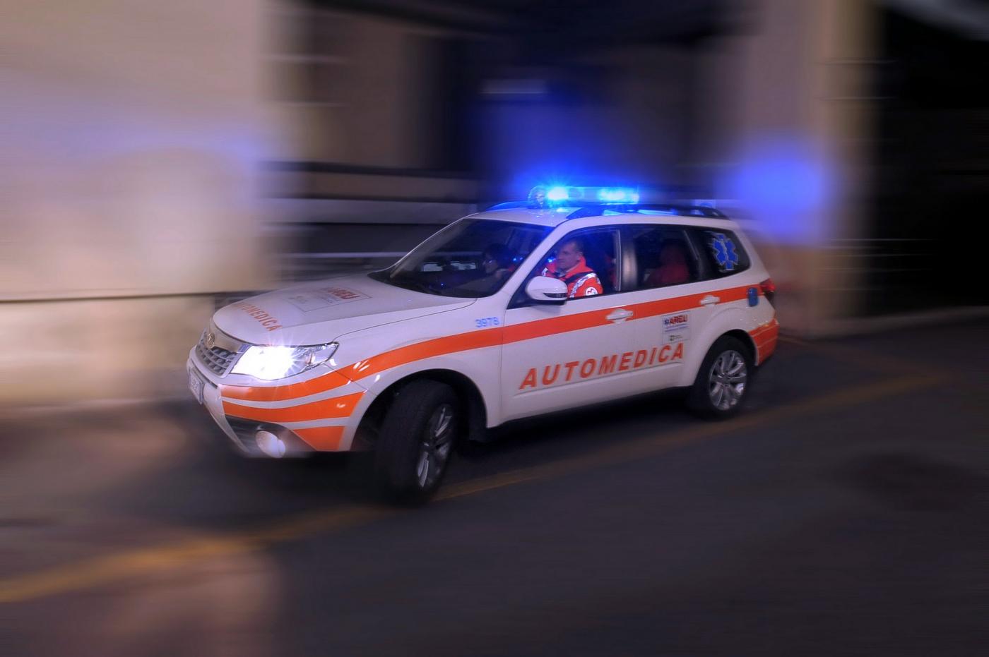 Bergamo, auto si scontra con tir e va a fuoco: morto conducente Bergamo, auto si scontra con tir e va a fuoco: morto conducente