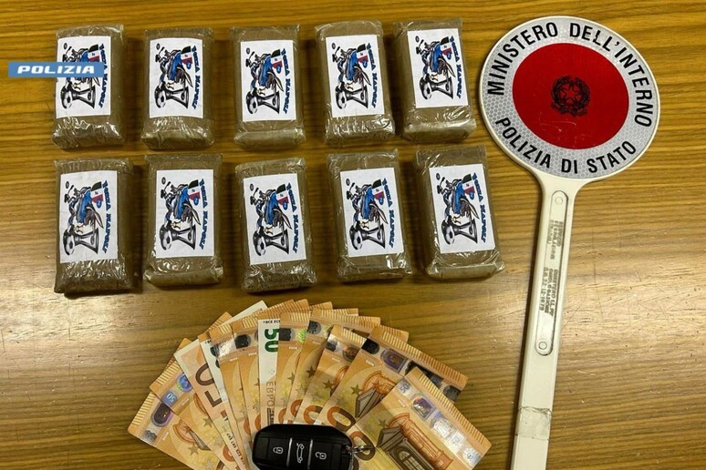 Milano, nascondeva 1 kg di hashish in macchina: arrestato 26enne