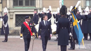 Macron in Svezia, accolto da re Carl XVI Gustaf
