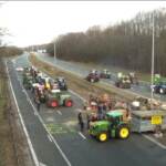 Belgio, gli agricoltori bloccano l’autostrada verso Bruxelles