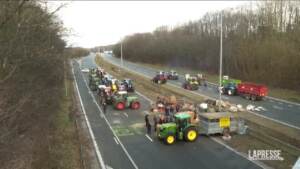 Belgio, gli agricoltori bloccano l’autostrada verso Bruxelles