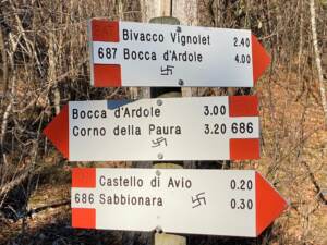 Trentino, svastiche su segnaletica sentieri: “Insulto a convivenza civile”