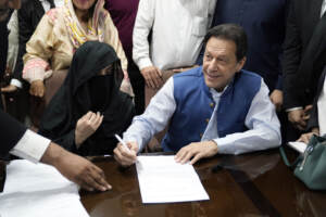 Pakistan, ex premier Khan e moglie condannati a 14 anni per corruzione