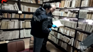 Capri, Carabinieri sequestrano Biblioteca comunale ‘Bladier’: le immagini
