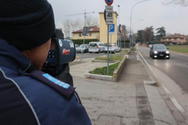 Bologna città 30 - Limiti di velocità da 50 a 30 km/h: secondo giorno di controlli della polizia locale con telelaser
