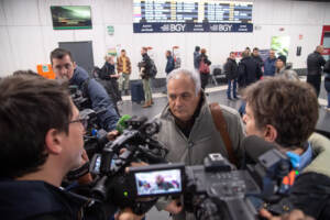 Roberto Salis, padre di Ilaria Salis, all’aeroporto di Orio al Serio di ritorno da Budapest dopo l’udienza del processo della figlia