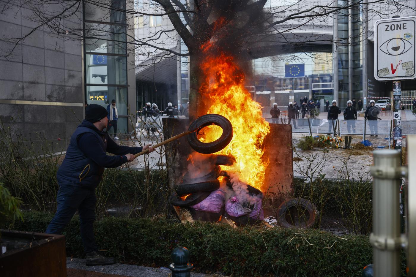 Mille trattori bloccano Bruxelles, roghi e disordini: 4 fermi