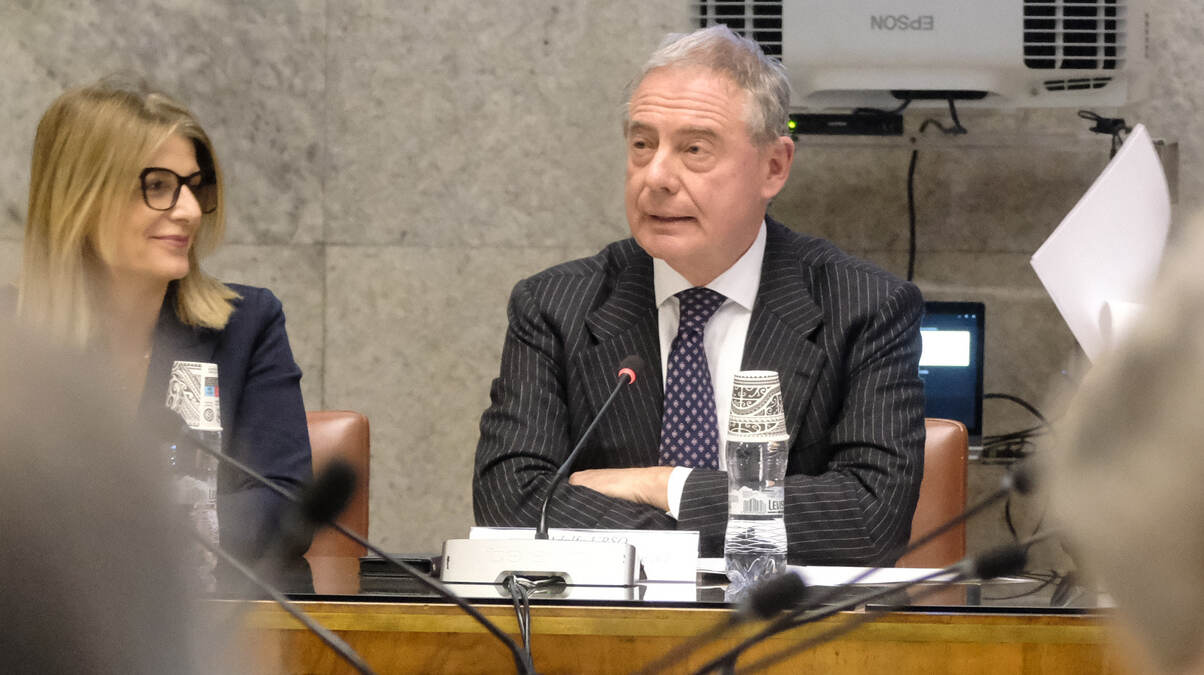 Stellantis, scontro Urso-Tavares. Il ministro: “Se vuole ingresso Stato lo dica”