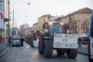 Trattori in corteo verso il centro di Milano: la protesta contro le politiche agricole europee