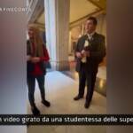 Usa, deputato Indiana mostra pistola a studenti nel corso di dibattito sulle armi