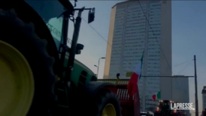 Milano, protesta agricoltori: “Vogliamo incontrare il presidente Fontana”