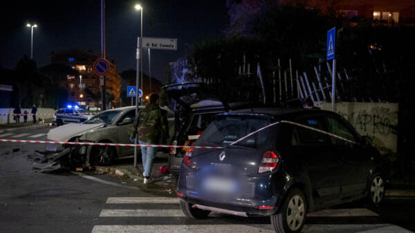Roma, scappa da alt polizia e si schianta contro altra auto: 3 feriti
