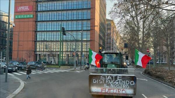 Milano, protesta agricoltori: trattori arrivati al Pirellone