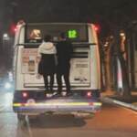 Torino, ‘bus surfing’: si aggrappano al retro del bus in corsa