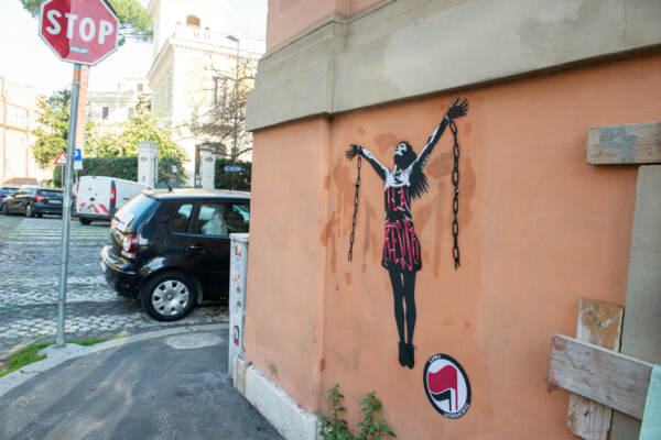 Roma - Murales di Laika per Ilaria Salis che spezza le catene