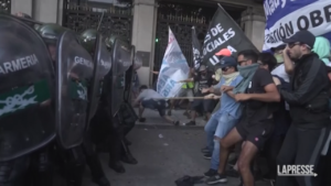 Argentina, scontri alle proteste contro le riforme di Milei