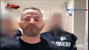 Raduano arrestato in Corsica, il video del boss accompagnato dalle forze dell’ordine