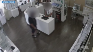 Roma, furti e indebito utilizzo di carte di credito: 8 arresti