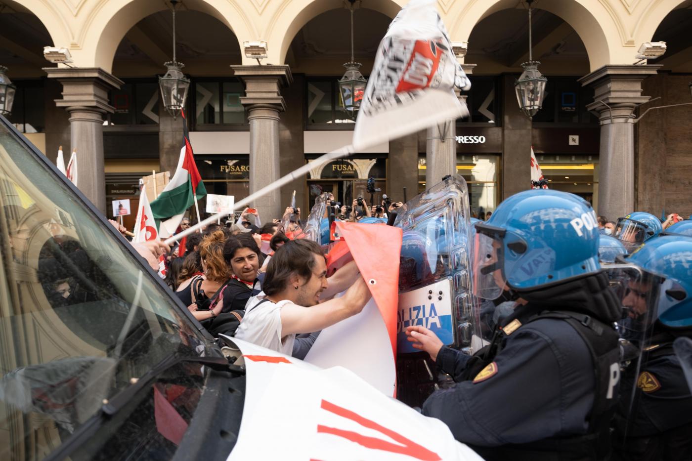 Torino, 12 misure cautelari ad Askatasuna per scontri 1 maggio 2022 Torino, 12 misure cautelari ad Askatasuna per scontri 1 maggio 2022
