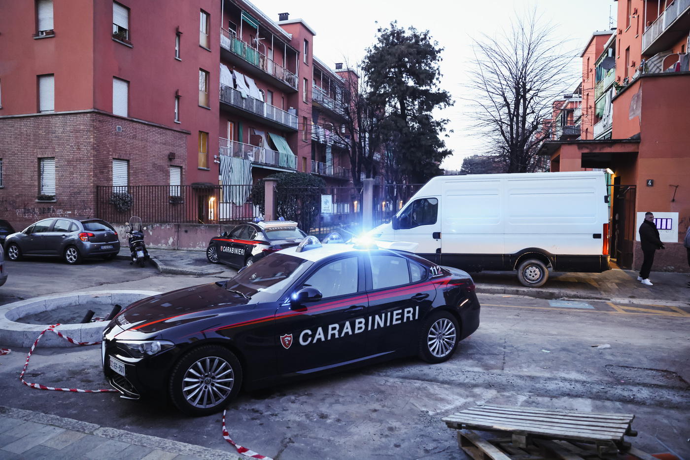 Milano, neonato abbandonato in androne condominio