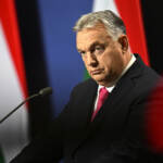 Ue, Orban cede ed è accordo a 27 sugli aiuti a Kiev: 50 miliardi all’Ucraina