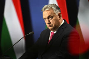 Ue, Orban cede ed è accordo a 27 sugli aiuti a Kiev: 50 miliardi all’Ucraina