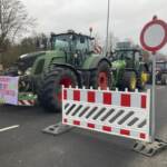 Germania, agricoltori bloccano autostrada con trattori e letame