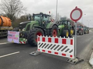 Germania, agricoltori bloccano autostrada con trattori e letame