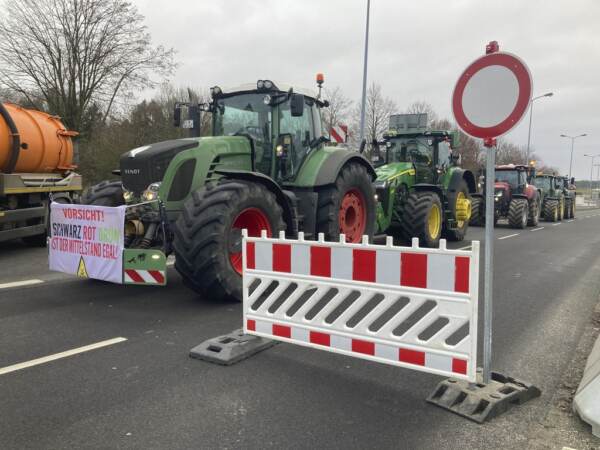 Germania, agricoltori bloccano autostrada con trattori e letame