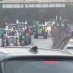 Francia, agricoltori interrompono blocchi stradali dopo l’annuncio di nuove misure