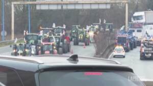 Francia, agricoltori interrompono blocchi stradali dopo l’annuncio di nuove misure