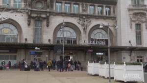 Parigi, accoltella tre persone a Gare de Lyon: le immagini della stazione