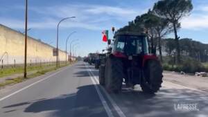 Protesta agricoltori, trattori in marcia nel Casertano: “Ci volete schiavi, ci avrete ribelli”