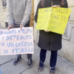 Torino, radicali incatenati come Ilaria Salis davanti consolato ungherese: “Siamo indignati”