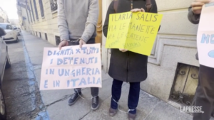Torino, radicali incatenati come Ilaria Salis davanti consolato ungherese: “Siamo indignati”