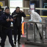 Parigi, accoltella e ferisce tre persone in stazione: arrestato