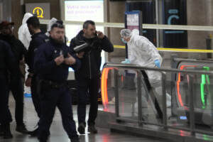 Parigi, accoltella e ferisce tre persone in stazione: arrestato