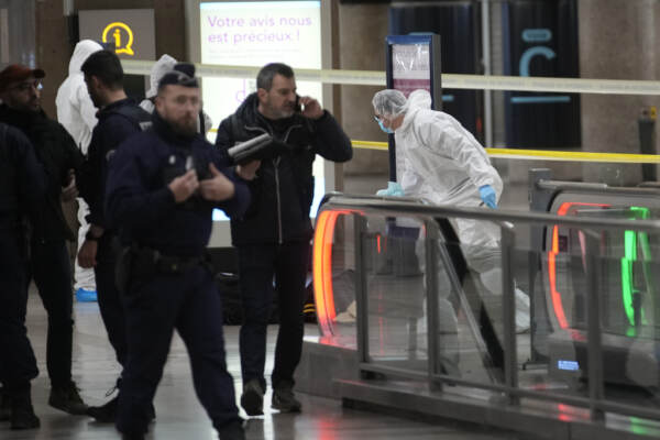 Parigi, accoltella e ferisce tre persone in stazione: arrestato
