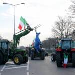Protesta degli agricoltori, manifestanti con i trattori al casello di Orte