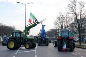 Protesta degli agricoltori, manifestanti con i trattori al casello di Orte