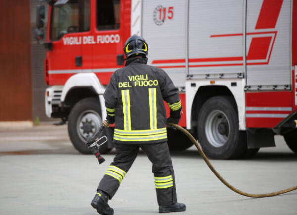 Napoli, incendio su collina Camaldoli: fiamme lambiscono case