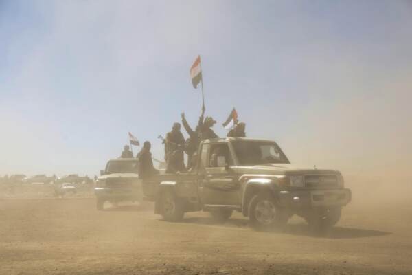 Combattenti Houthi manifestazione contro gli attacchi degli Stati Uniti e del Regno Unito a Sanaa, Yemen