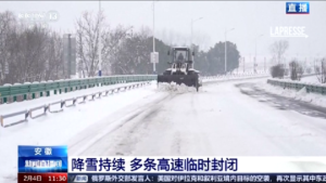 Cina, pesanti nevicate: cancellate centinaia di voli e treni