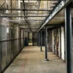 Carceri, per opposizioni “governo è inerte su suicidi”. Delmastro: “Inumana eredità da sinistra”