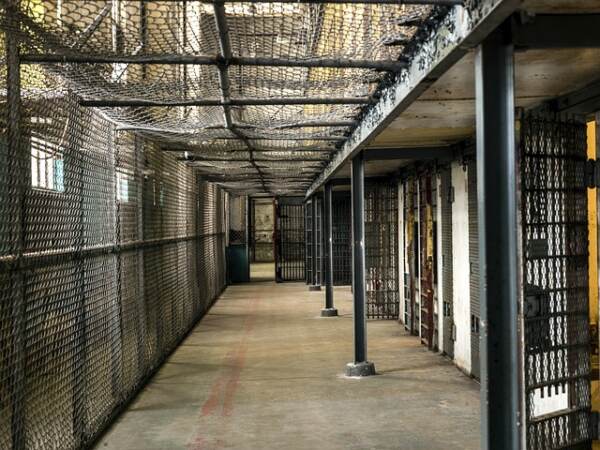 Carceri, per opposizioni “governo è inerte su suicidi”. Delmastro: “Inumana eredità da sinistra”