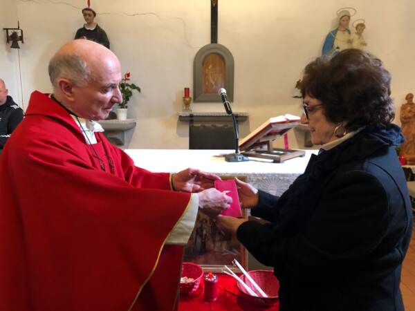 San Biagio, parroco di Perugia benedice gli smartphone