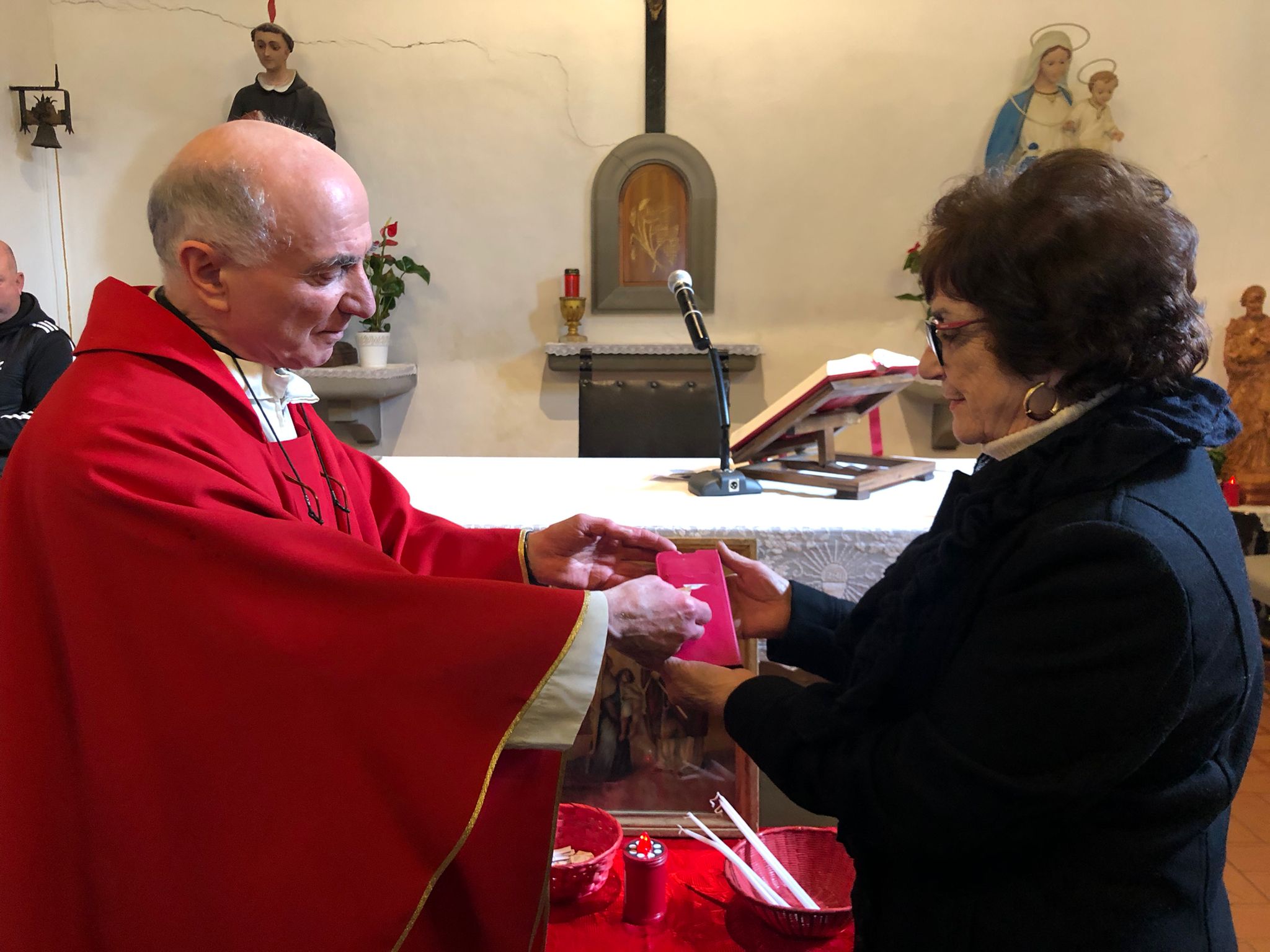 San Biagio, parroco di Perugia benedice gli smartphone San Biagio, parroco di Perugia benedice gli smartphone
