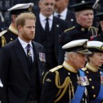 Re Carlo III ha il cancro, Harry rientra a Londra