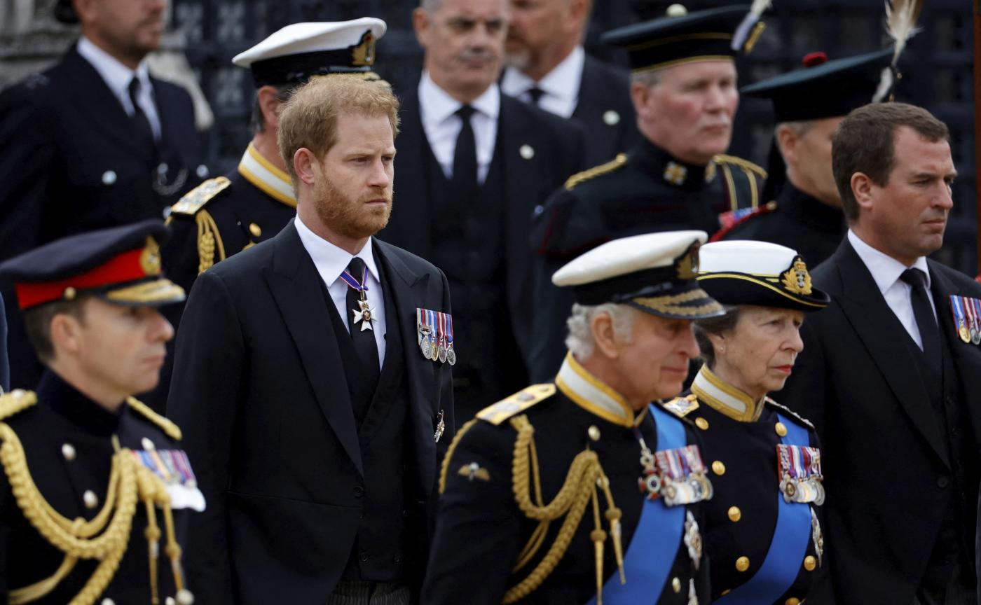 Re Carlo III ha il cancro, Harry rientra a Londra