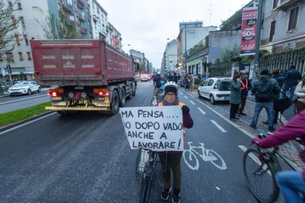 Ciclabile umana in VIale Monza a Milano